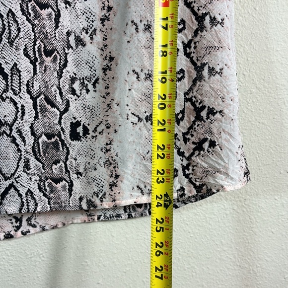 Joie 100% Silk Snakeskin Print Short Sleeve Blouse size Large Light Pink & Grey - Picture 6 of 7